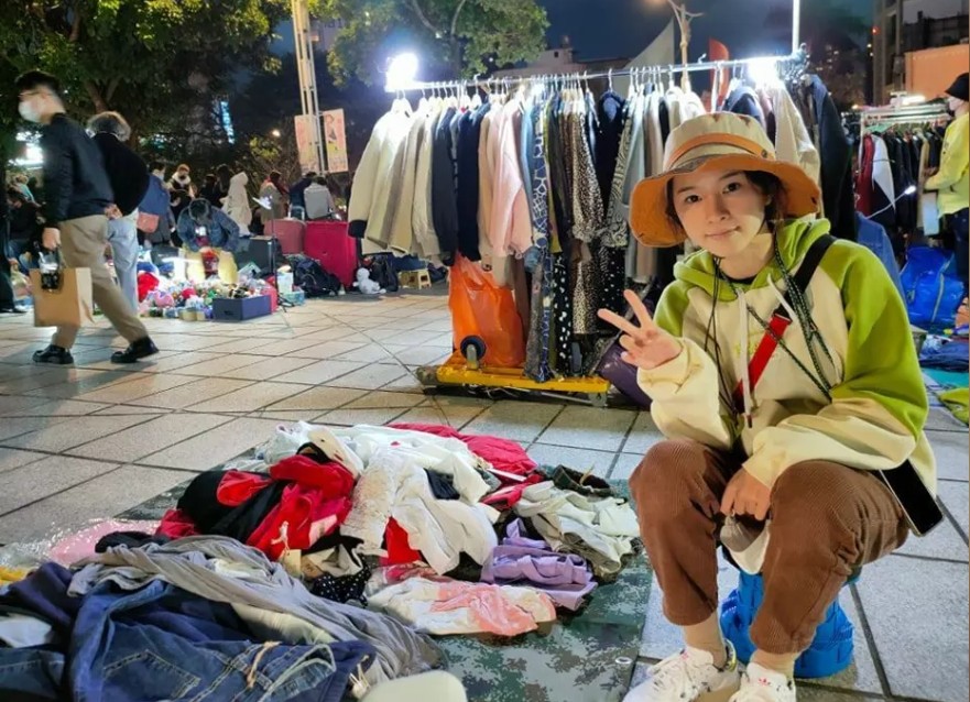 金鐘獎得主盧以恩寒風中擺攤賣二手衣 真實身份曝光網友驚呆