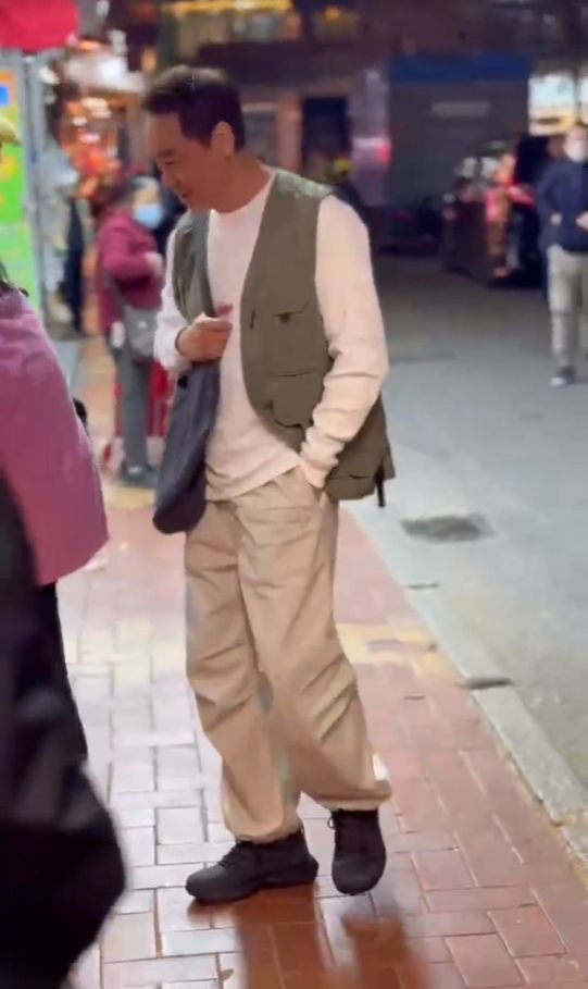 大咖影帝「現身菜市場被捕獲」全程零偽裝　拎布包「路邊仔細挑地瓜」網笑喊：普通市民