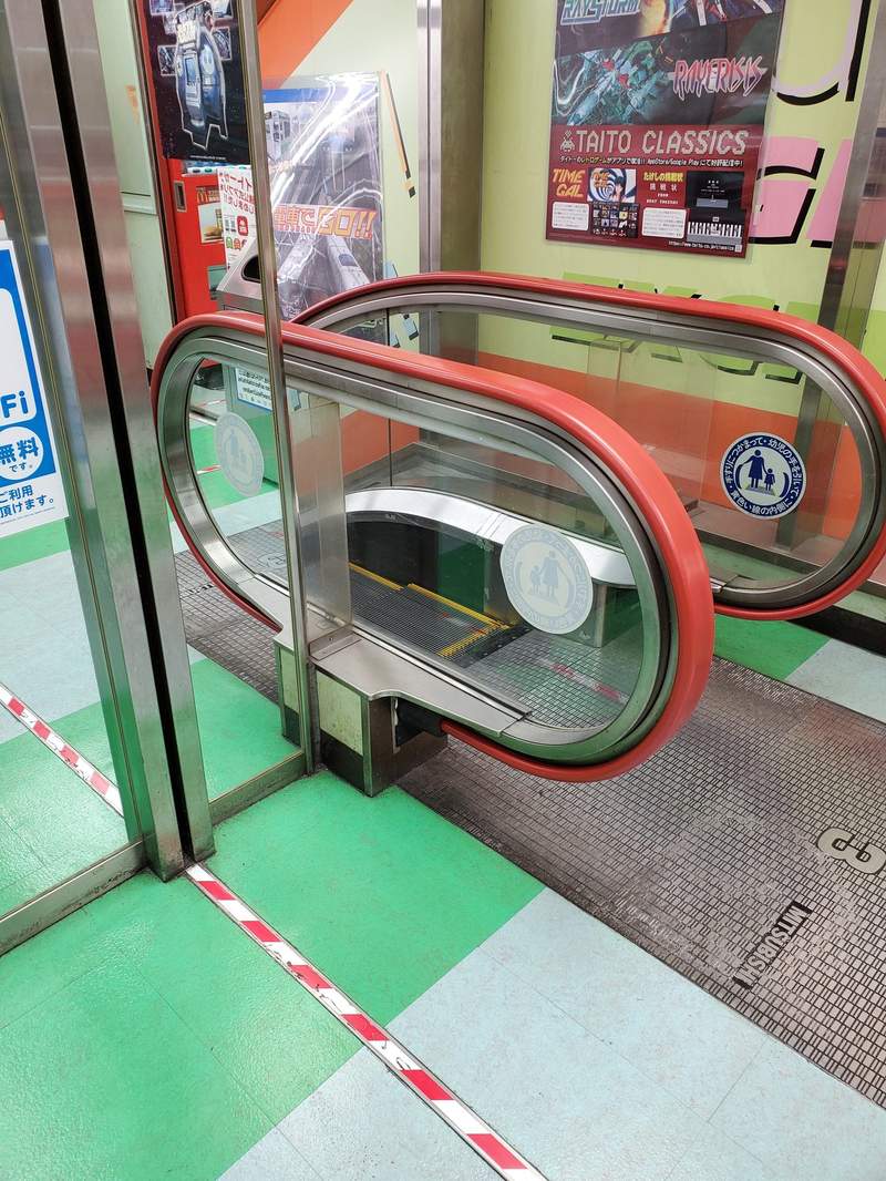 通往小人國？推特瘋傳「地表最短手扶梯」總共才2階　來到現場「一看立刻發現玄機」