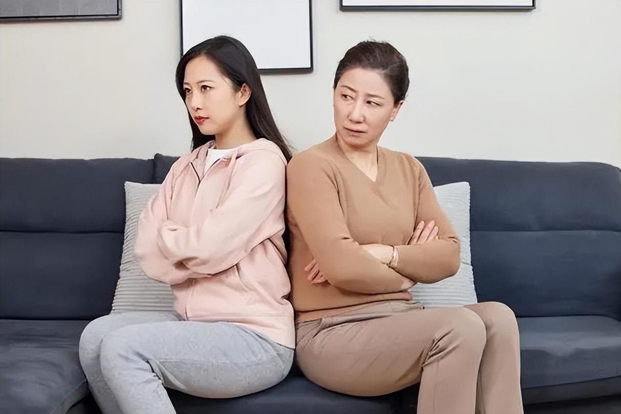 我是一名退休教師！沒想到聖誕節會因為「小孫女的一條白紗裙」被高管媳婦訓得尊嚴掃地