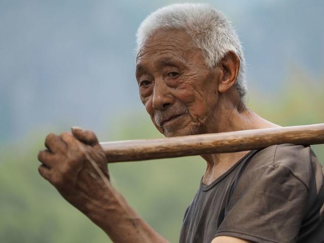 大嫂一直很強勢！年底小姑送兩袋衣服「大嫂搶走新的那一袋」　我分到舊衣「一摸口袋嚇傻打給小姑」