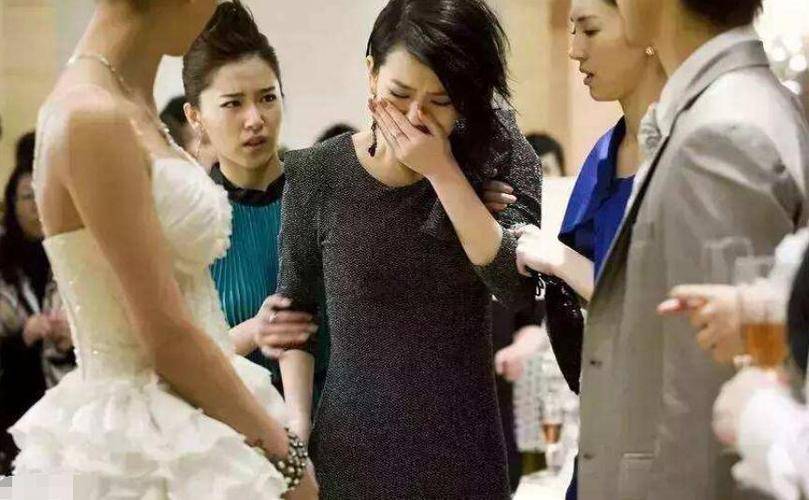 前妻再婚我帶兒子參加！剛到現場「兒子尖叫一聲」　我抬頭看清「新郎面目」後失控砸了婚禮