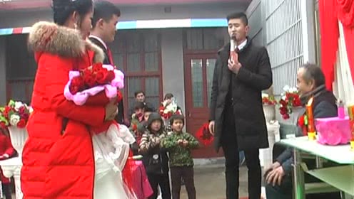 前妻再婚我帶兒子參加！剛到現場「兒子尖叫一聲」　我抬頭看清「新郎面目」後失控砸了婚禮