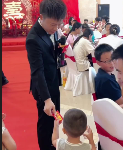 前妻再婚我帶兒子參加！剛到現場「兒子尖叫一聲」　我抬頭看清「新郎面目」後失控砸了婚禮