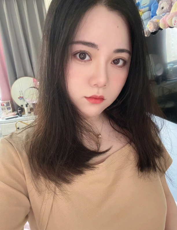 爸爸撞臉港星！女孩曬出「爸媽當年結婚照」老爸顏值引熱議　兩人「現在模樣曝光」顏值大反轉