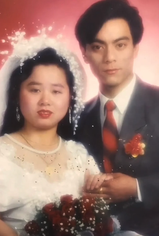 爸爸撞臉港星！女孩曬出「爸媽當年結婚照」老爸顏值引熱議　兩人「現在模樣曝光」顏值大反轉