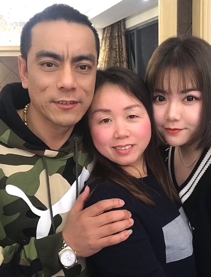 爸爸撞臉港星！女孩曬出「爸媽當年結婚照」老爸顏值引熱議　兩人「現在模樣曝光」顏值大反轉