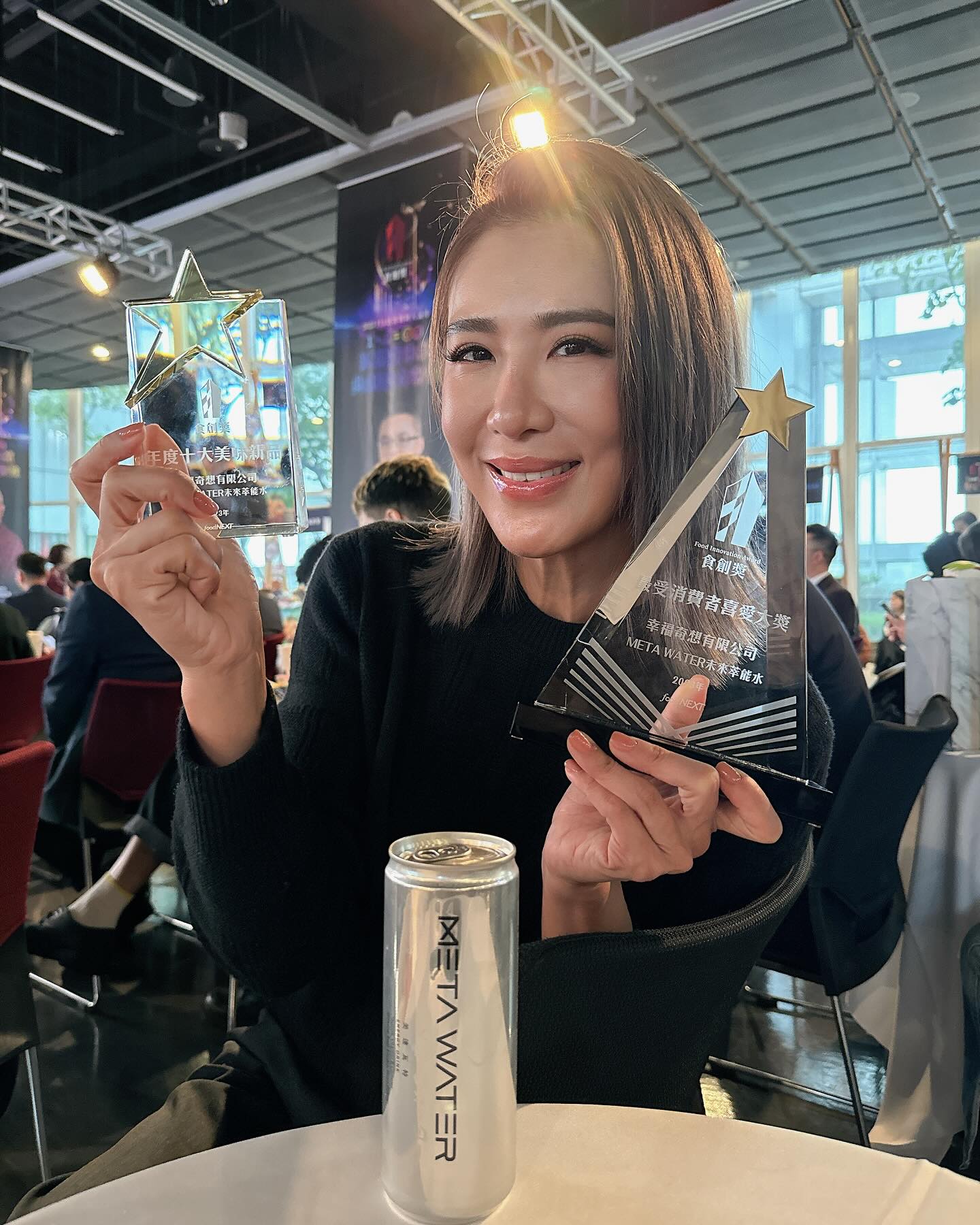 佩甄主持殯葬業尾牙「嗨揭曉老闆百萬大禮」　小禎一看吐槽「真的太尷尬」員工全鐵青