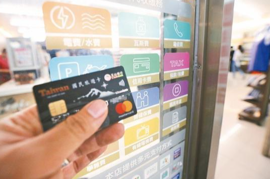  一手帶大弟弟！他結婚時我「包2萬5紅包」　我生孩子弟媳卻「送一包尿布」打開一看我哭了