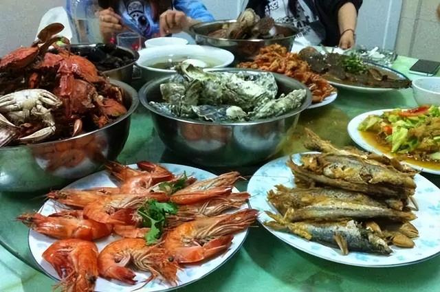大學同學聚會！班長開口「賺了些錢請大家」：買單付了6萬5　他走後「剩下的人竟吵起來了」
