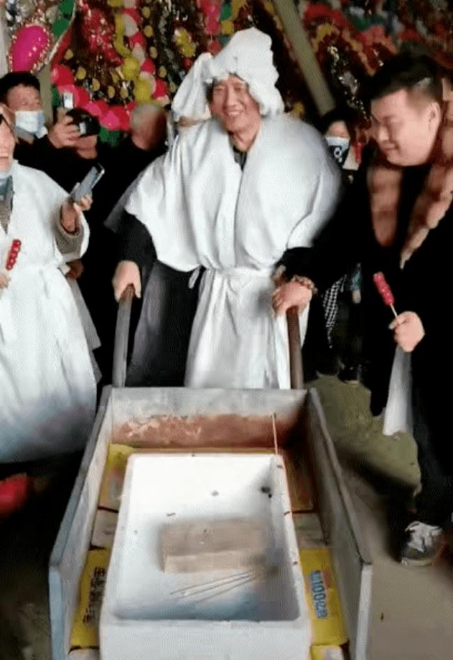 母親突離世！62歲歌手「大辦熱鬧葬禮」滿臉笑容　畫面曝光「被網友罵翻」知情人心疼：這才是真的孝順