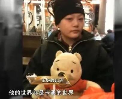 兒患自閉症！國民媽媽「綁繩子帶他出門」遭異樣眼光　到處求醫拜神嘆「180公分僅4歲智商」
