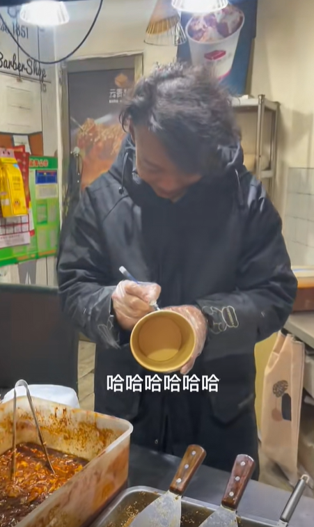 買臭豆腐驚覺「老闆好眼熟」是49歲金曲歌王？　細看對方長相「他低頭尷尬裝忙」