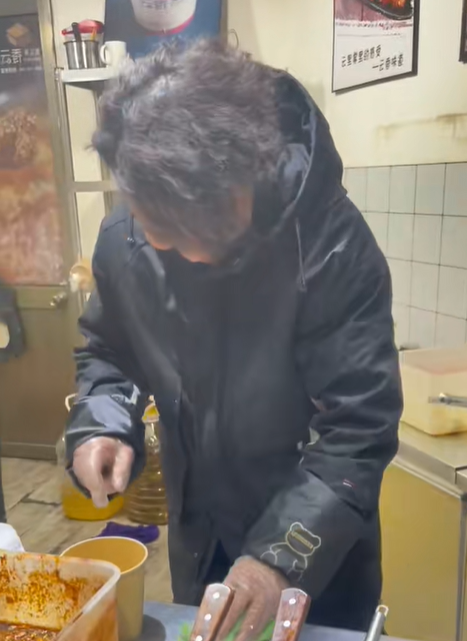 買臭豆腐驚覺「老闆好眼熟」是49歲金曲歌王？　細看對方長相「他低頭尷尬裝忙」