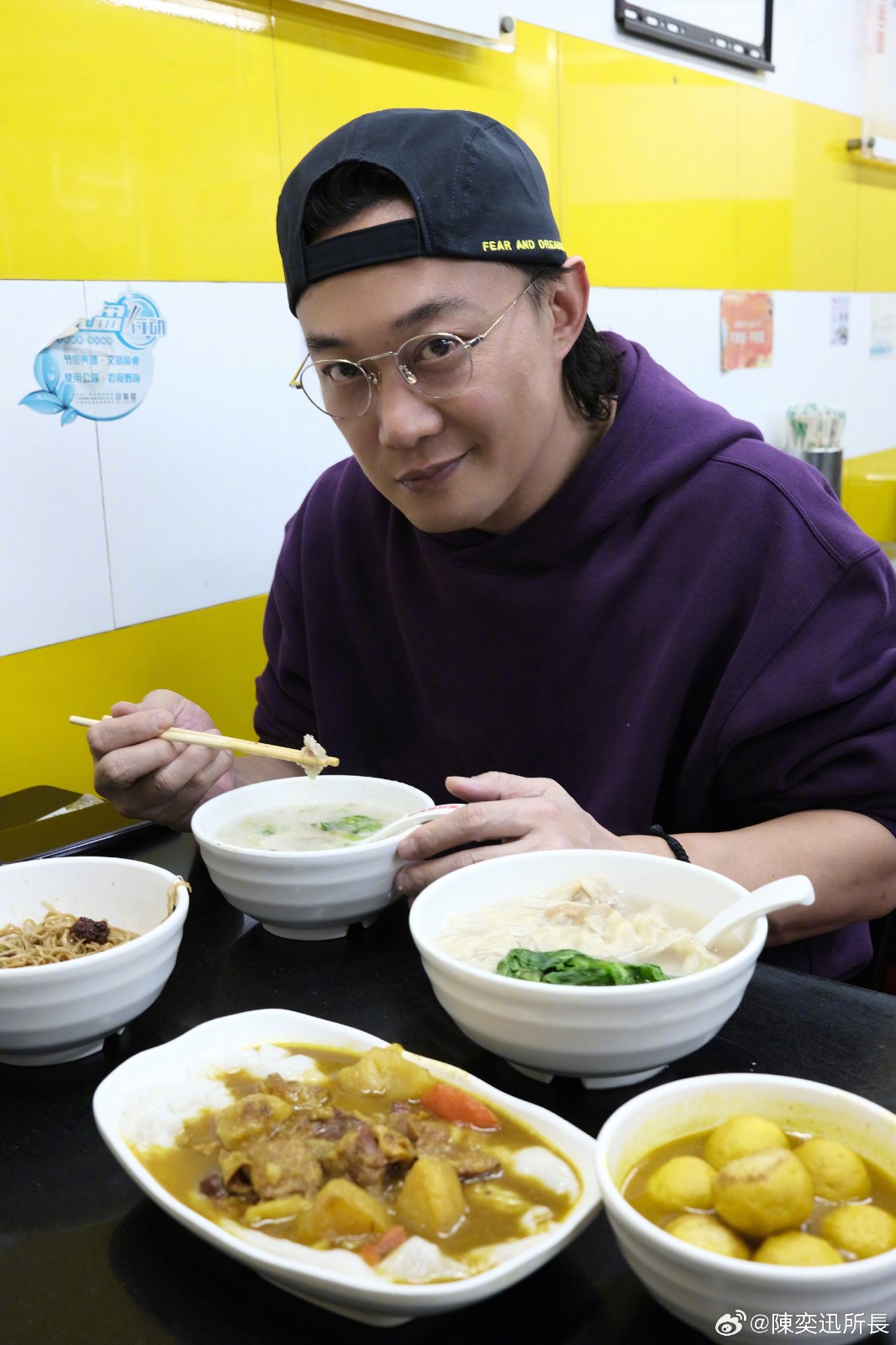 買臭豆腐驚覺「老闆好眼熟」是49歲金曲歌王？　細看對方長相「他低頭尷尬裝忙」