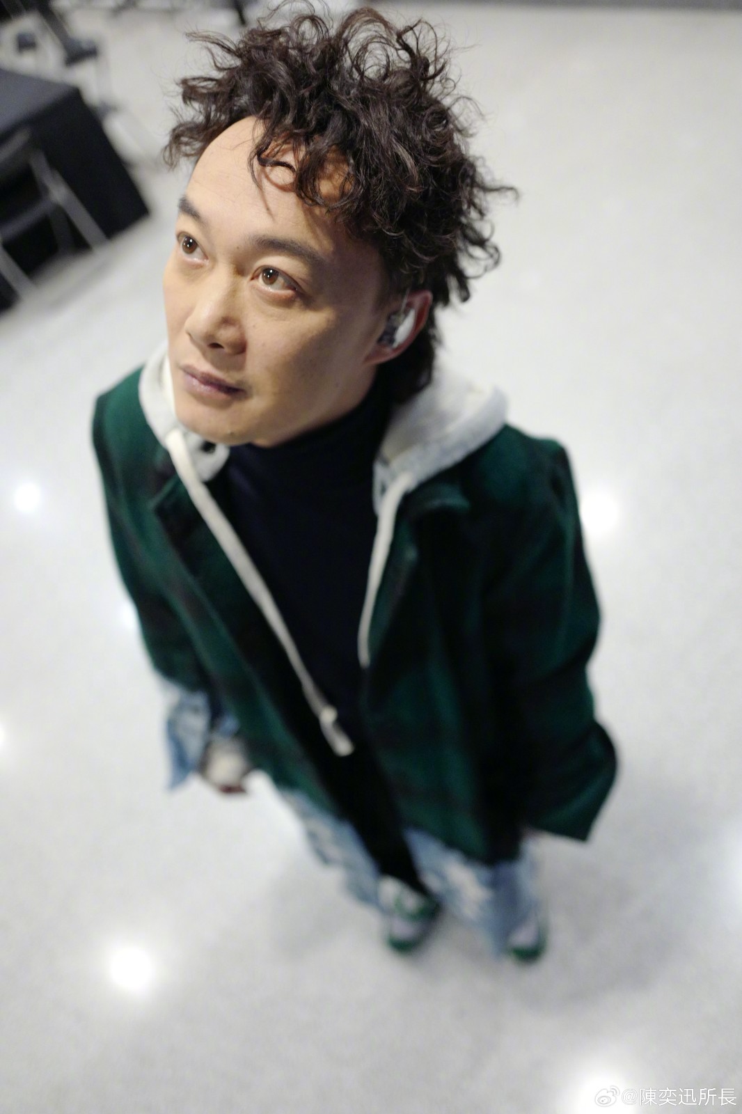 買臭豆腐驚覺「老闆好眼熟」是49歲金曲歌王？　細看對方長相「他低頭尷尬裝忙」
