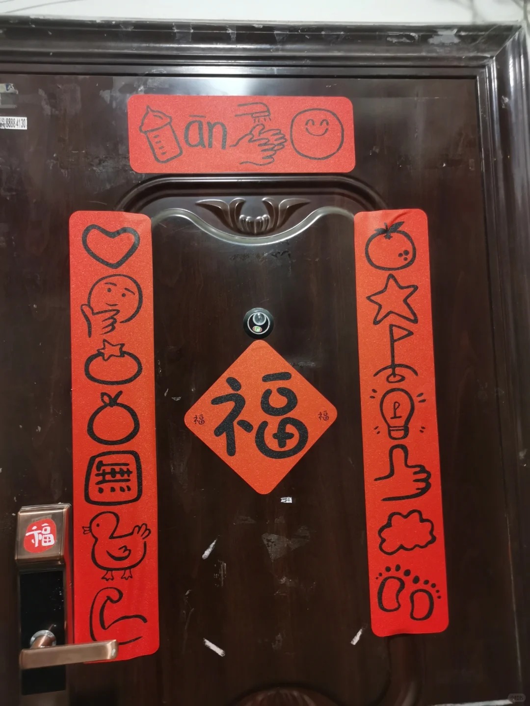 完全沒寫中文字！鄰居門口貼春聯「上面只有可愛符號」　神人 「竟完整翻譯出來」解答曝光