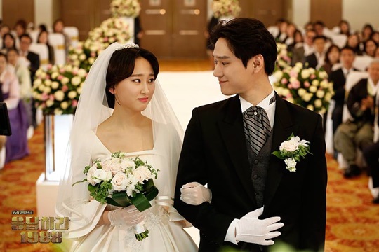 前夫逝世我改嫁了！婚禮當天「前婆婆送來一份禮物」　我打開一看「立刻泣不成聲」：何德何能