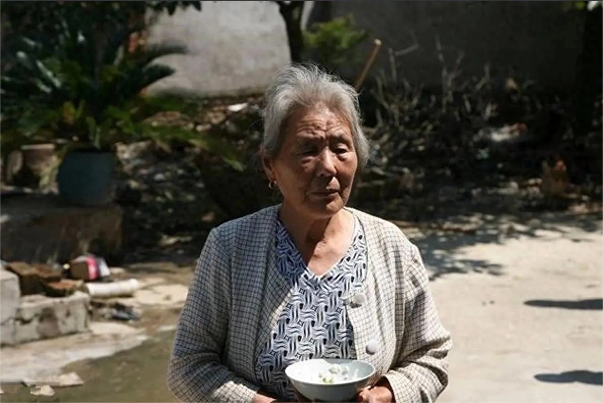 每月有7萬退休金！我和老伴「為了孫子成月光族」　偷聽「兒媳打電話後」才幡然悔悟