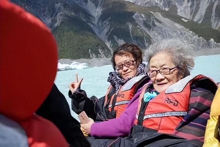 每月有7萬退休金！我和老伴「為了孫子成月光族」　偷聽「兒媳打電話後」才幡然悔悟