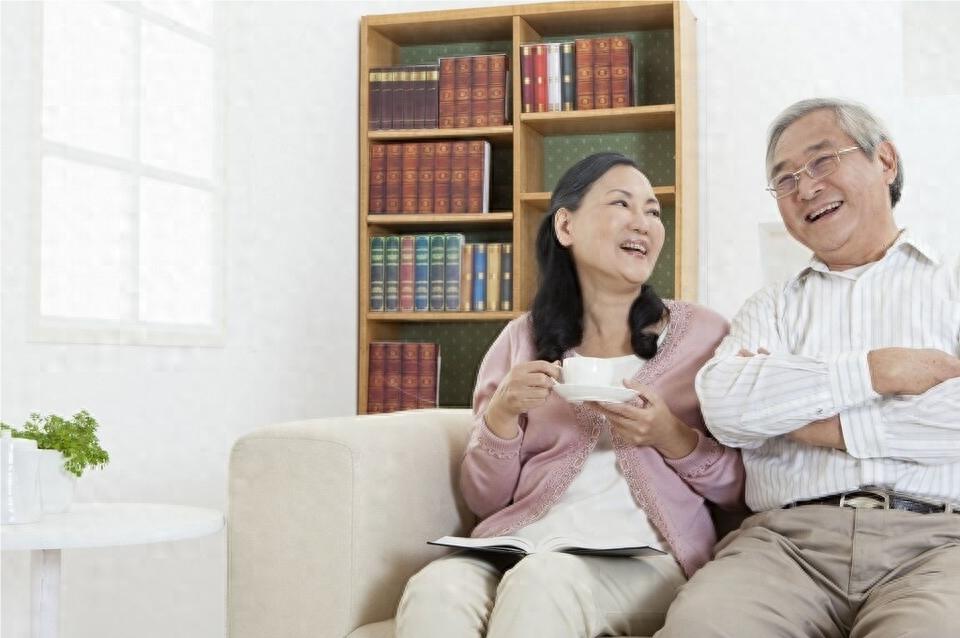 每月有7萬退休金！我和老伴「為了孫子成月光族」　偷聽「兒媳打電話後」才幡然悔悟