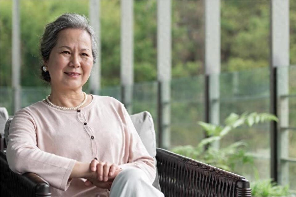 每月有7萬退休金！我和老伴「為了孫子成月光族」　偷聽「兒媳打電話後」才幡然悔悟