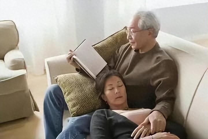 每月有7萬退休金！我和老伴「為了孫子成月光族」　偷聽「兒媳打電話後」才幡然悔悟
