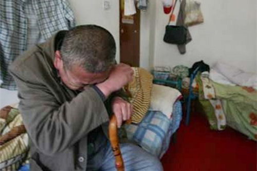 爸爸病重！繼母「主動照顧」每月向我要1萬5　我「沒打招呼回家一趟」進門後嚇到立刻報警