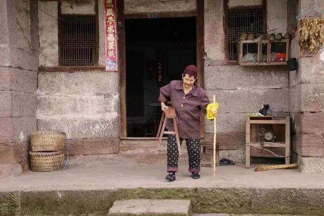 前妻出軌逃國外！我為前岳母養老5年「晚上突然離世」　「前妻突找上門」一看遺囑哭了