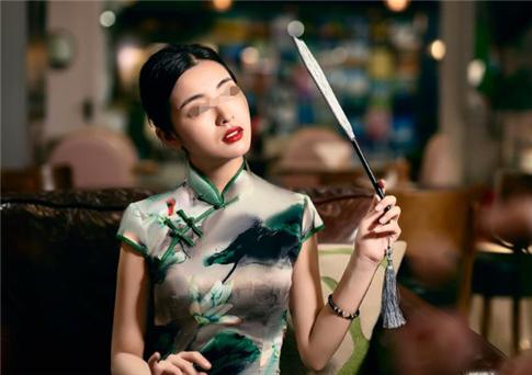 兒媳一向懂禮識事！我去看孫子兒媳竟不讓進門，「返回拿東西」聽見兒媳對話：我直掉眼淚
