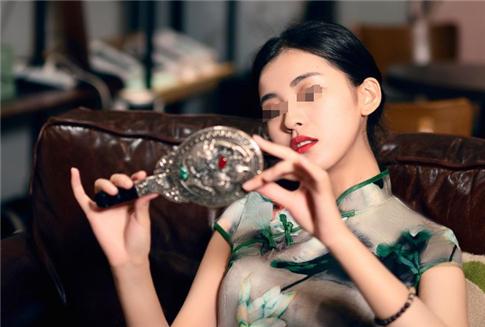 兒媳一向懂禮識事！我去看孫子兒媳竟不讓進門，「返回拿東西」聽見兒媳對話：我直掉眼淚