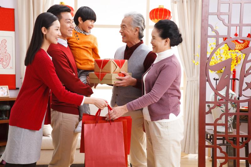 衣服不能亂穿！春節給親戚拜年「4個禁忌」要注意　別等親戚趕你出門才知道錯