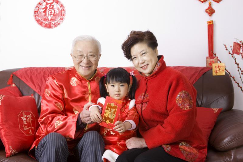 衣服不能亂穿！春節給親戚拜年「4個禁忌」要注意　別等親戚趕你出門才知道錯