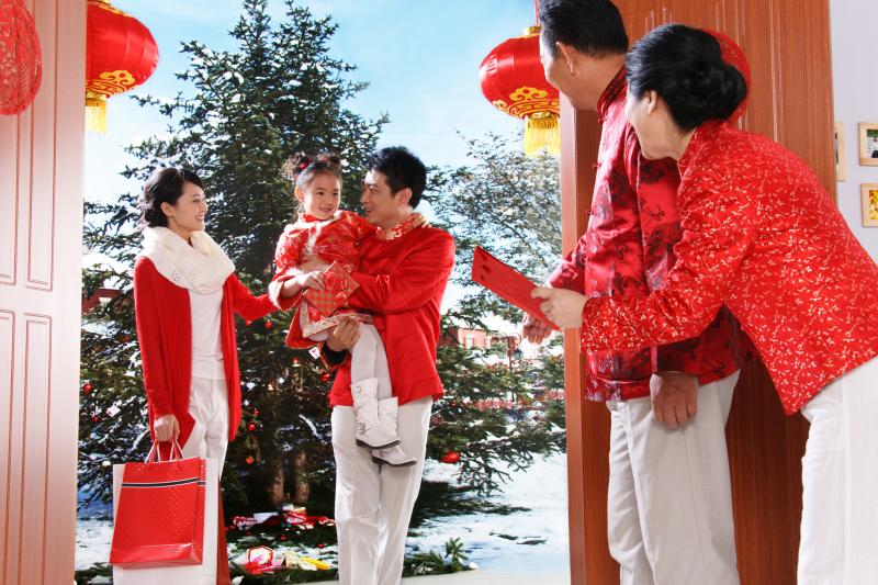 衣服不能亂穿！春節給親戚拜年「4個禁忌」要注意　別等親戚趕你出門才知道錯