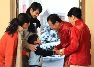 女兒空手來拜年！狂酸「大嫂是外人」還提走媳婦送的禮品　媳婦大方相送「下秒我的一舉動」讓女兒臉色白了