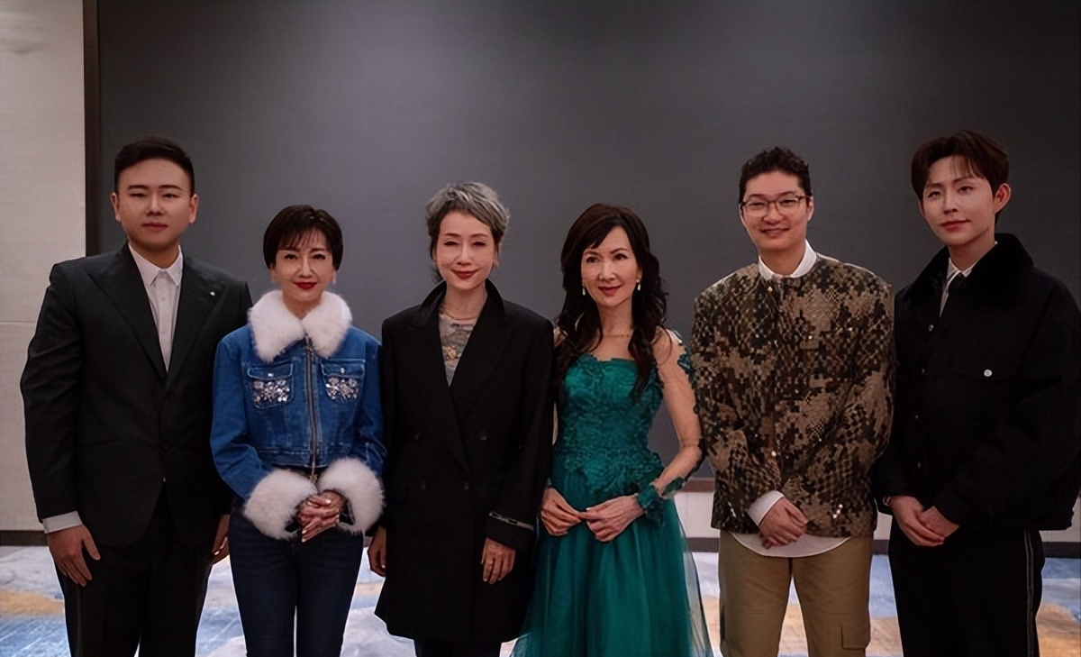 曾是天仙美人！66歲資深女星樸素到令人心疼，「全身舊衣服挎布包」對粉絲再三鞠躬