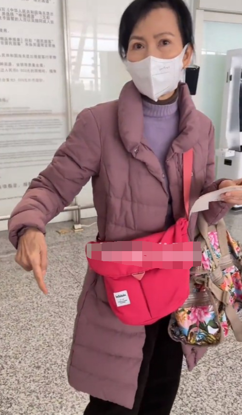 曾是天仙美人！66歲資深女星樸素到令人心疼，「全身舊衣服挎布包」對粉絲再三鞠躬