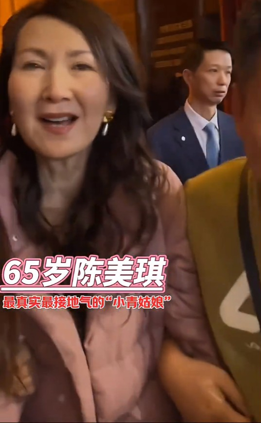 曾是天仙美人！66歲資深女星樸素到令人心疼，「全身舊衣服挎布包」對粉絲再三鞠躬