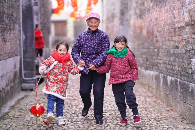 小時候家貧！我和媽媽「走3小時山路」去舅家拜年　舅媽「陰陽怪氣的一句話」我們再也不去了