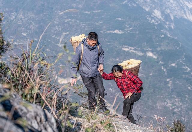小時候家貧！我和媽媽「走3小時山路」去舅家拜年　舅媽「陰陽怪氣的一句話」我們再也不去了