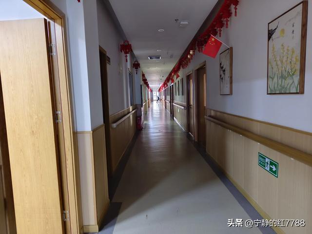 爸爸住養老院！他突然打來告狀「看護沒讓我吃飯我好餓」　我氣沖沖趕去質問「一看監視器卻換我臉紅了」