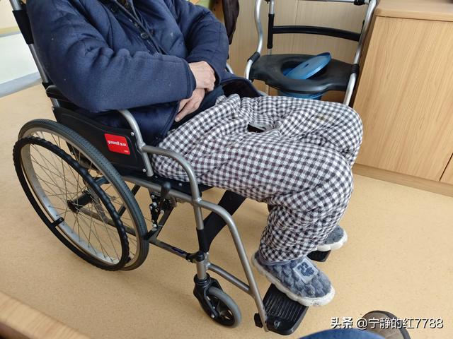 爸爸住養老院！他突然打來告狀「看護沒讓我吃飯我好餓」　我氣沖沖趕去質問「一看監視器卻換我臉紅了」