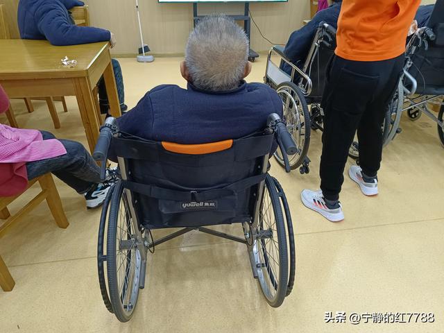 爸爸住養老院！他突然打來告狀「看護沒讓我吃飯我好餓」　我氣沖沖趕去質問「一看監視器卻換我臉紅了」