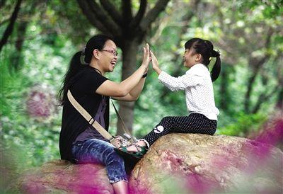 妻子不孕！「領養了一個女兒」孩子越長越像妻子，丈夫懷疑她不忠「趕她回娘家」：3年後相遇追悔莫及