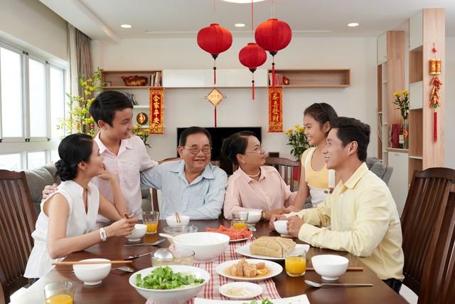 每年12口人「都在我家過年」！年夜飯都我一個人做，今年我說不想做「老公當場一句話」我淚流滿面