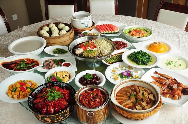 每年12口人「都在我家過年」！年夜飯都我一個人做，今年我說不想做「老公當場一句話」我淚流滿面