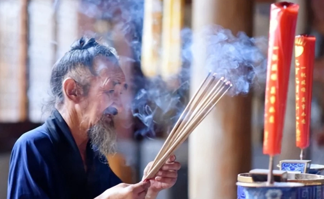 俗語：「燒的香多，惹的鬼多」並非迷信！古人一語道出「人性醜惡」