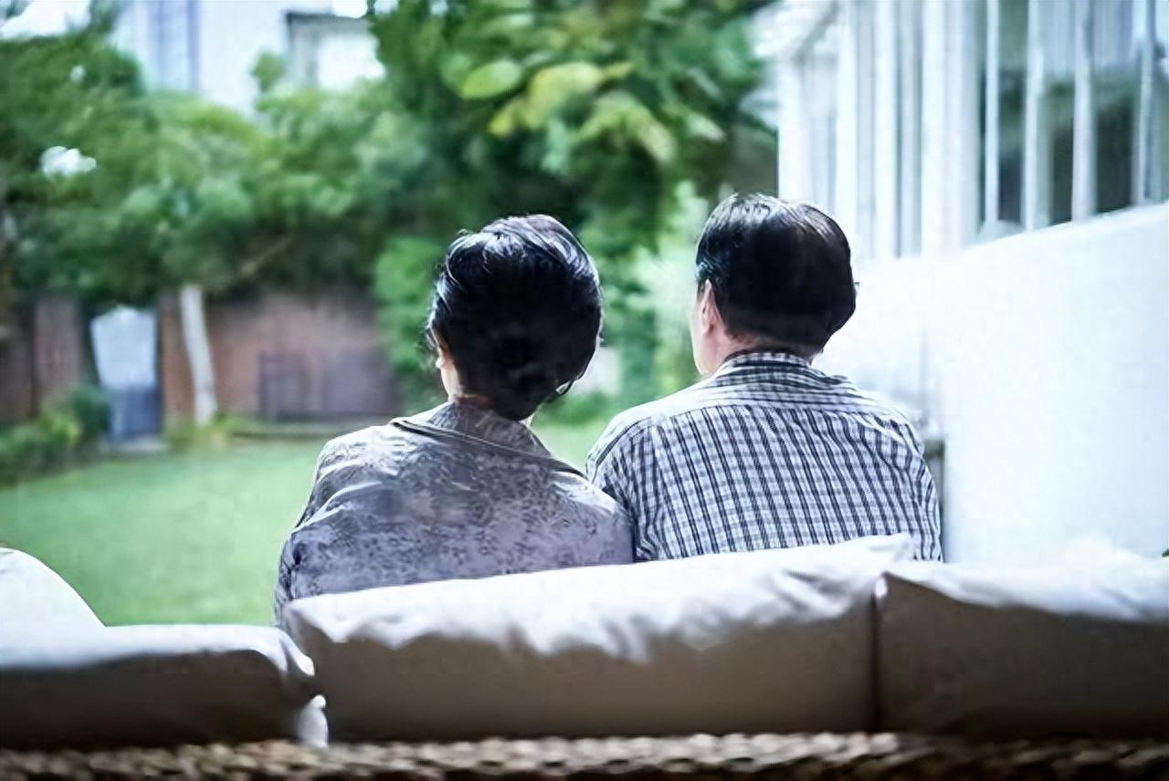 婚房爸媽買的！孝順妻「想接岳父同住養老」我不同意　她怒喊「不行就離婚」：公婆也要搬走