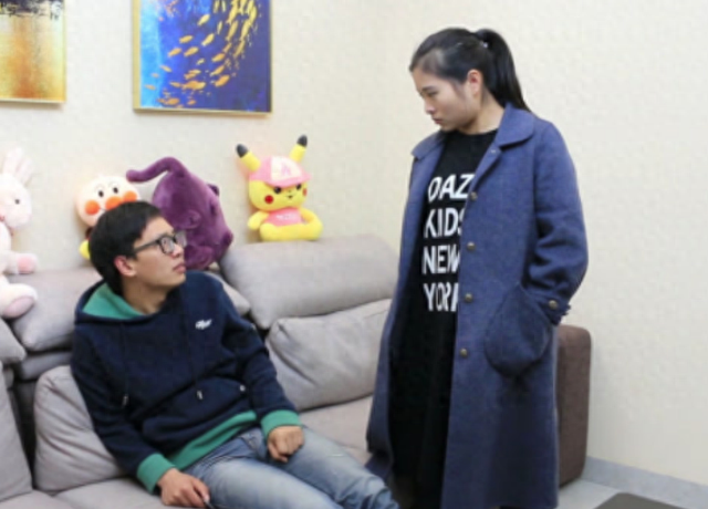 親家來我家作客！被問「你退休金多少？」　我正要說36000「媳婦搶先說12000」親家態度馬上變了