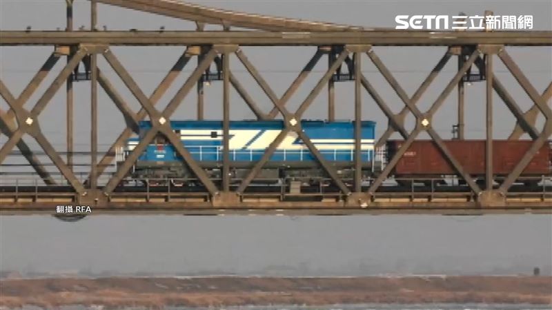 載有400乘客！火車驚傳出軌翻覆「7節車廂墜落山谷」　死傷人數曝光
